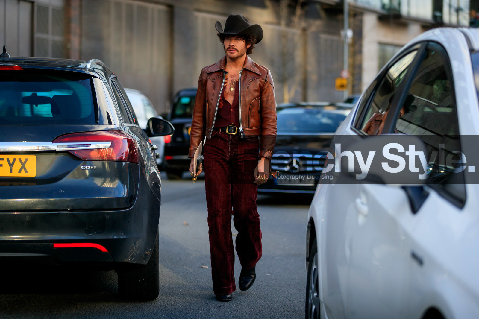 black hat, brown leather jacket, zipped jacket, brown jeans, black leather belt, brown shirt, printed shirt, low necked shirt, cowboy belt, cowboy hat, cowboy look, golden necklace, golden rings, long necklace, diamond ring, fashion week, frenchystyle, FW, jonathan paciullo, street style, LFW, LONDON, AUTUMN WINTER 2020-2021, FALL WINTER 2020-2021, FW 20-21, horizontal, atmosphere details, full length