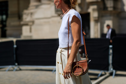 brown bag, chloé, headphones, leather bag, rings, white skirt, white top, fashion week, frenchystyle, FW, jonathan paciullo, street style, PFW, PARIS, horizontal, atmosphere details, detail, AUTUMN WINTER 2018-2019, FALL WINTER 2018-2019, FW 18-19