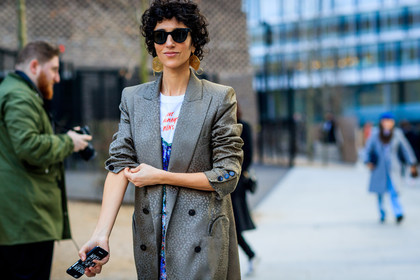 atmosphere details, AUTUMN WINTER 2017-2018, AW 17-18, detail, earrings, FALL WINTER 2017-2018, fashion week, frenchystyle, FW, FW 17-18, grey coat, horizontal, jonathan paciullo, LFW, LONDON, printed t shirt, short hair, silk jacket, street style, sunglasses, white t shirt, yasmin sewell