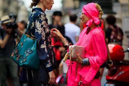 blue dress, embroidered bag, floral, flowers, fuschia, gold bag, graphic bag, graphic dress, green bag, headband, jewellery, leather bag, necklace, pink dress, printed bag, printed dress, shiny bag, sunglasses, turban, fashion week, frenchystyle, FW, jonathan paciullo, street style, PFW, PARIS, atmosphere details, horizontal, detail, AUTUMN WINTER 2018-2019, FALL WINTER 2018-2019, FW 18-19, catherine baba