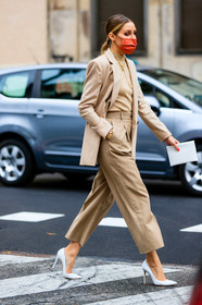beige total look, beige jacket, beige pullover, beige pants, sparkling pullover, beige suits, golden necklace, long necklace, white leather pumps, cropped pants, golden bracelet, big chain bracelet, covid face mask, olivia palermo, street style, jonathan paciullo, FW, frenchystyle, fashion week, MFW, MILAN, SPRING SUMMER 2021, SS 21, vertical, full length