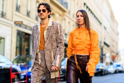 orange blouse, drape blouse, cropped blouse, silk blouse, burgundy leather pants, acne studios look, acne studios pants, acne studios blouse, acne studios jacket, orange top, fishnet top, monogrammed jacket, monogrammed pants, monogrammed look, beige jacket, beige pants, beige suits, printed jacket, printed pants, logo all over, logo printed jacket, logo printed pants, aviator sunglasses, sheer sunglasses, alice & j.s, alice barbier, JS roques, fashion week, frenchystyle, FW, jonathan paciullo, street style, PFW, PARIS, SPRING SUMMER 2022, SS 22, horizontal, atmosphere details, detail