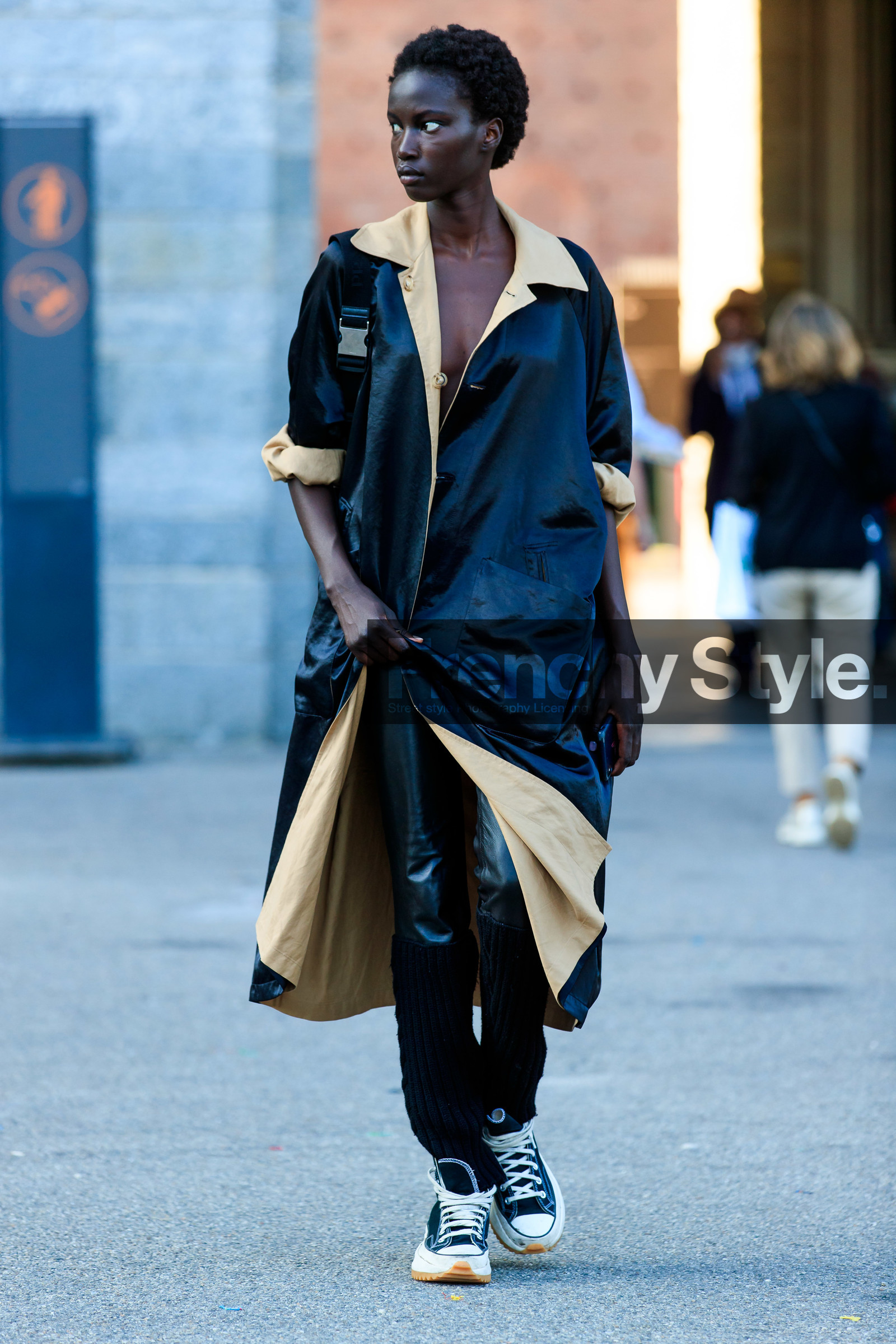 black trench coat, beige trench coat, bicolor trench coat, satin trenchcoat, black pants, polish pants, converse shoes, black sneackers, fashion week, frenchystyle, FW, jonathan paciullo, street style, MFW, MILAN, SPRING SUMMER 2021, SS 21, vertical, full length, model