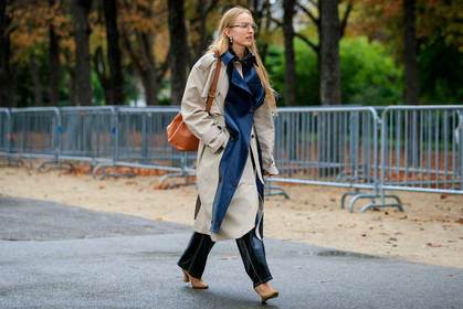 alexandra carl, aviator glasses, metalic frame sunglasses, dangling earrings, pearl earrings, black leather pants, black leather trench coat, beige trench coat, belted trench coat, camel leather bag, louis vuitton bag, bucket bag, beige leather shoes, PARIS, PFW, SPRING SUMMER 2020, SS 20, fashion week, frenchystyle, FW, jonathan paciullo, street style, horizontal, atmosphere details, full length