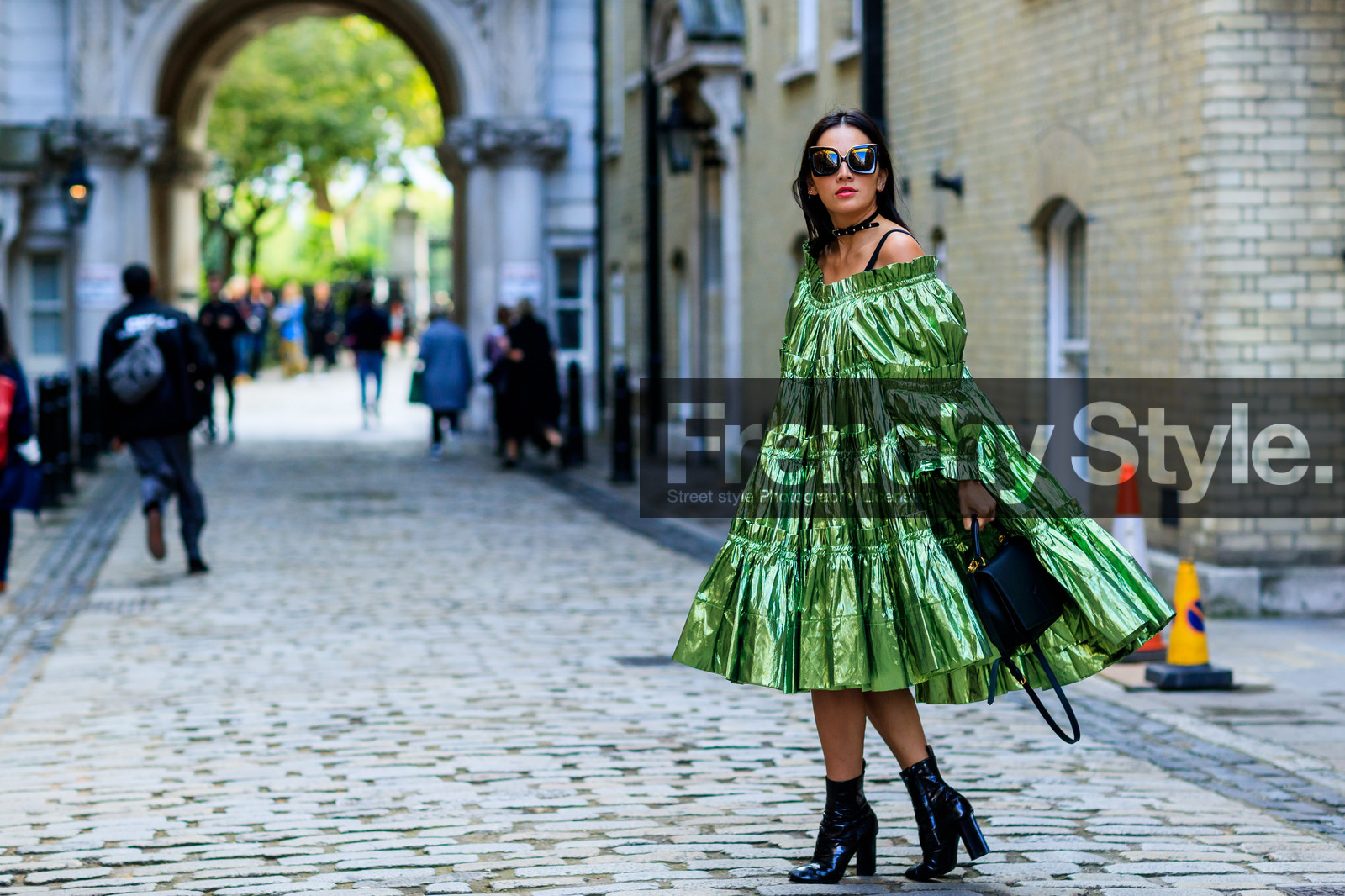 atmosphere details, black bag, black shoes, fashion week, frenchystyle, full length, FW, green dress, high heels, horizontal, jonathan paciullo, leather bag, leather shoes, LFW, LONDON, metallic dress, ruffles, shiny dress, SPRING SUMMER 2018, SS 18, street style, tina leung