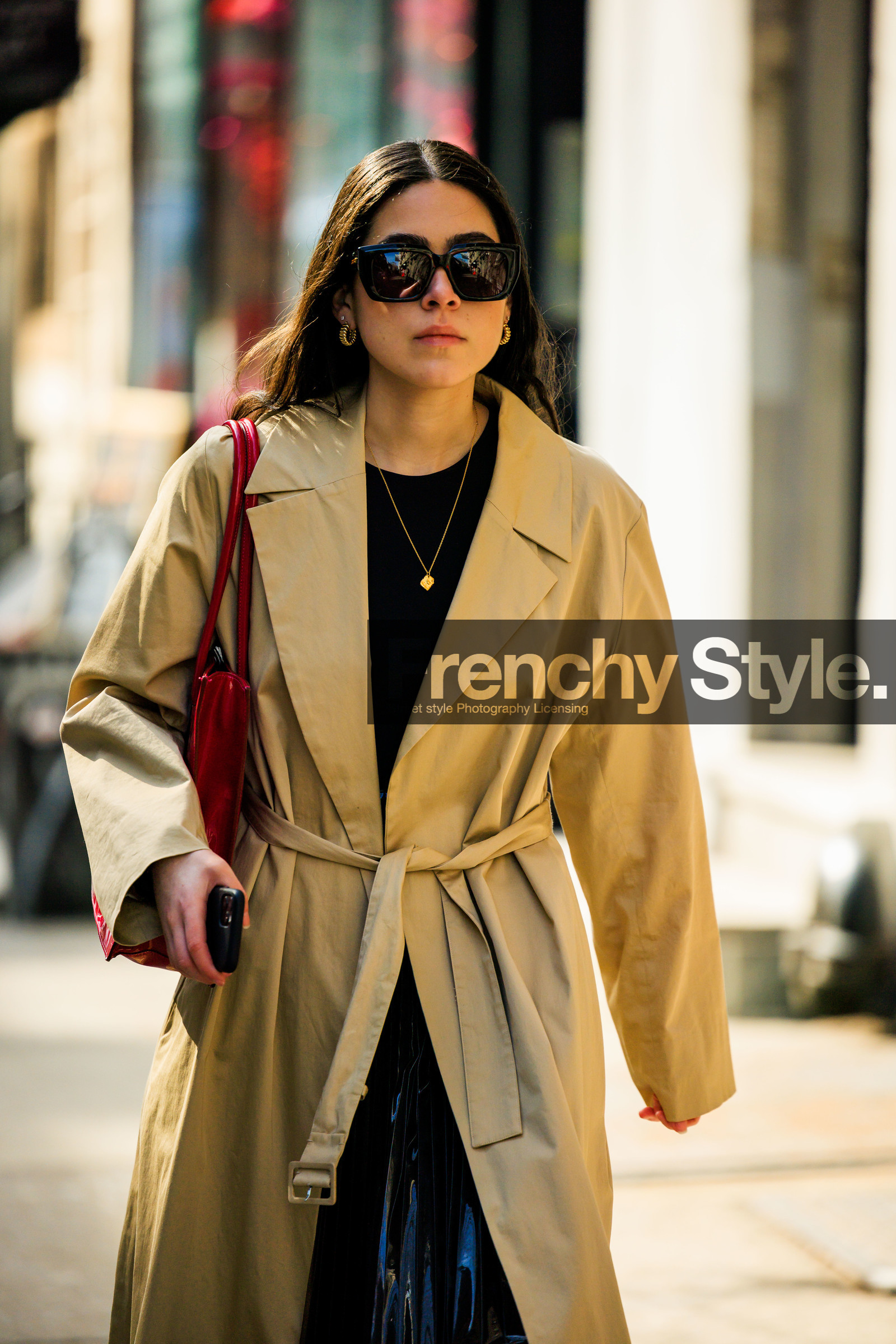 classic trench, beige trench, leather trench, leather trench coat, black sunglasses, red handbag, pendant necklace, black top, creole earrings, details, close up, street style, jonathan paciullo, FW, frenchystyle, fashion week, NYFW, NEW YORK, AUTUMN WINTER 2022-2023, FALL WINTER 2022_2023, FW 22-23, vertical, atmosphere details