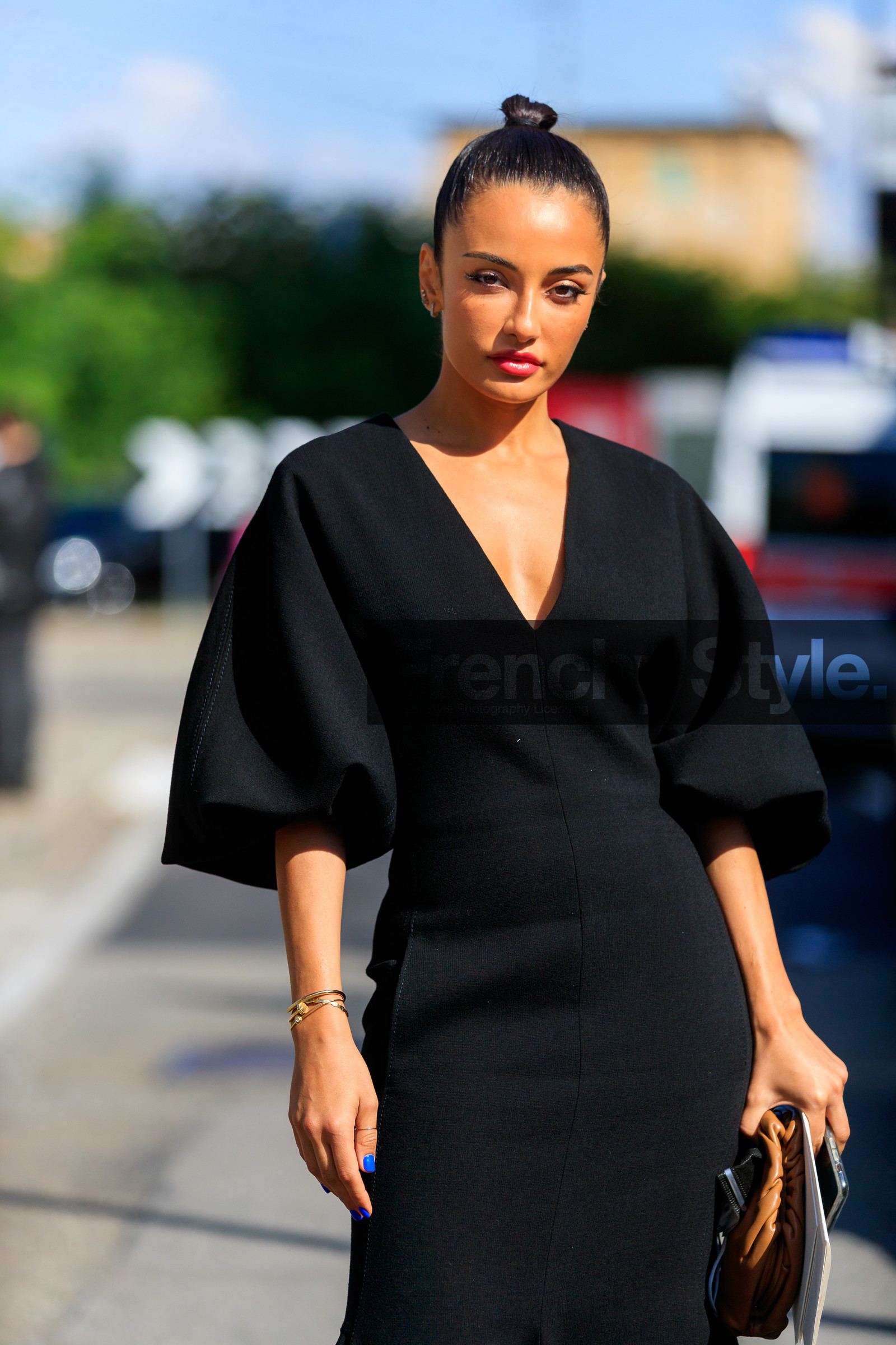 black dress, low necked dress, short sleeves dress, balloon sleeves, long dress, golden bracelet, cartier bracelet, cartier clou bracelet, valentino dress, amina muaddi, street style, jonathan paciullo, FW, frenchystyle, fashion week, MFW, MILAN, SPRING SUMMER 2021, SS 21, vertical, detail