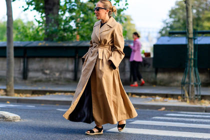 atmosphere details, beige coat, black sandals, fashion week, frenchystyle, full length, FW, horizontal, jonathan paciullo, leather shoes, PARIS, PFW, SPRING SUMMER 2017, SS 17, street style, sunglasses, trench coat