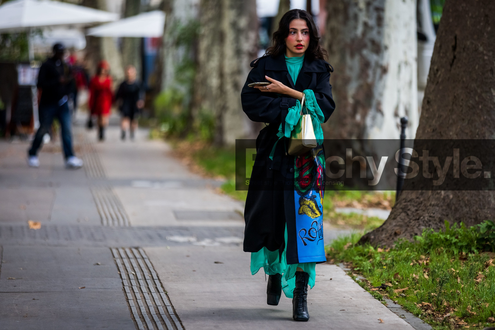 bag, black boots, black coat, black trench, boots, coat, color, dress, gold bag, green dress, makeup detail, print, printed coat, ruffles, trench, street style, jonathan paciullo, FW, frenchystyle, fashion week, PFW, PARIS, SPRING SUMMER 2022, SS 22, horizontal, atmosphere details, full length