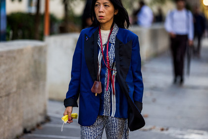 bicolor, blazer, blue blazer, blue pants, blue shirt, dots pants, dots print, dots shirt, facial mask, key holder, leather key holder, print, printed pants, printed shirt, shirt, fashion week, frenchystyle, FW, jonathan paciullo, street style, PFW, PARIS, SPRING SUMMER 2022, SS 22, horizontal, atmosphere details