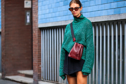 green pullover, turtleneck pullover, crossbody bag, burgundy leather bag, bucket bag, scale sunglasses, bottega veneta sunglasses, sportmax bag, black shorts, jacqueline zelwis, street style, jonathan paciullo, FW, frenchystyle, fashion week, MFW, MILAN, SPRING SUMMER 2021, SS 21, horizontal, atmosphere details, detail
