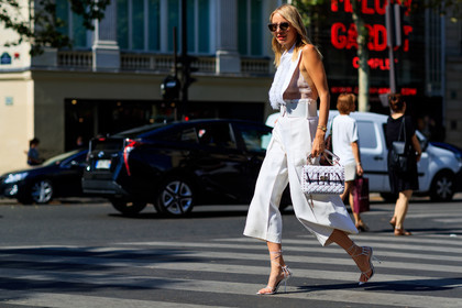 embroideries, feathers, graphic bag, high heels, leather bag, leather shoes, printed bag, sleeveless, sunglasses, tone on tone, total look white, trousers, valentino, white bag, white belt, white pants, white shirt, white shoes, fashion week, frenchystyle, FW, jonathan paciullo, street style, PFW, PARIS, horizontal, atmosphere details, full length, AUTUMN WINTER 2018-2019, FALL WINTER 2018-2019, FW 18-19
