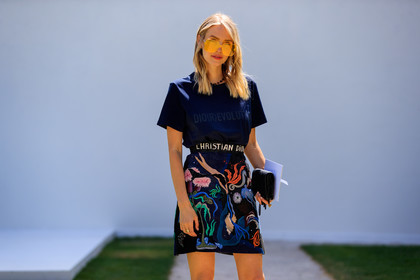 black bag, blue skirt, blue t shirt, christian dior, graphic skirt, leather bag, multicolor skirt, printed skirt, sunglasses, fashion week, frenchystyle, FW, jonathan paciullo, street style, PFW, PARIS, horizontal, atmosphere details, detail, AUTUMN WINTER 2018-2019, FALL WINTER 2018-2019, FW 18-19