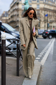 elizabeth von der goltz, light beige jacket, light beige leather pants, metalic frame sunglasses, scale sunglasses, bottega veneta sunglasses, light brown pullover, polo collar pullover, golden necklace, big chain necklace, beige leather boots, animal skin boots, loose pants, fashion week, frenchystyle, FW, jonathan paciullo, street style, PFW, PARIS, vertical, full length