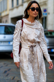 geraldine boublil, white total look, white pants, white blouse, used blouse, used pants, carrot pants, long sleeves blouse, silk blouse, silk pants, scarf collar, pleated blouse, brocart blouse, brocart pants, hoop earrings, golden earrings, velvet slipers, sharp end shoes, fashion week, frenchystyle, FW, jonathan paciullo, street style, MFW, MILAN, SPRING SUMMER 2020, SS 20