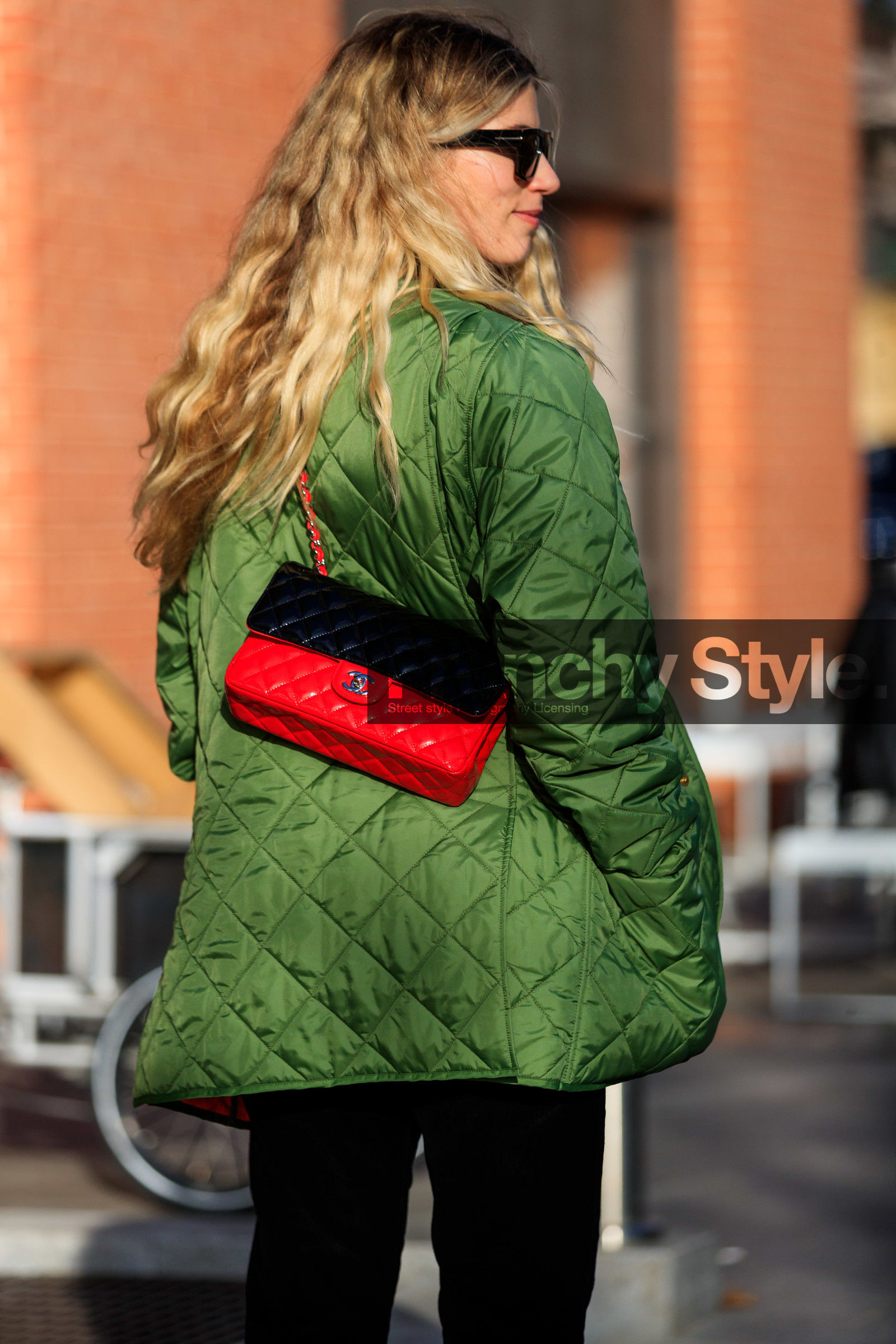 veronika heilbrunner, green coat, down jacket, barbour coat, chanel bag, crossbody bag, black polish bag, red polish bag, bicolor bag, back details, bag detail, fashion week, frenchystyle, FW, jonathan paciullo, street style, LFW, LONDON, AUTUMN WINTER 2020-2021, FALL WINTER 2020-2021, FW 20-21, vertical, atmosphere details, detail