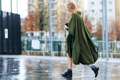 atmosphere details, AUTUMN WINTER 2016-2017, AW 16-17, black boots, cape, FALL WINTER 2016-2017, fashion week, frenchystyle, full length, FW, FW 16-17, green jacket, horizontal, jonathan paciullo, kaki jacket, leather boots, PARIS, PFW, poncho, street style