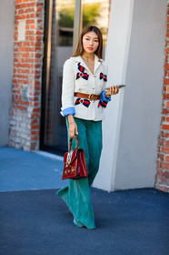blazer, brown belt, fashion week, frenchystyle, full length, FW, graphic bag, graphic jacket, green pants, gucci, high heels, jonathan paciullo, leather bag, leather shoes, MFW, MILAN, printed bag, printed jacket, red bag, SPRING SUMMER 2018, SS 18, street style, trousers, vertical, white jacket