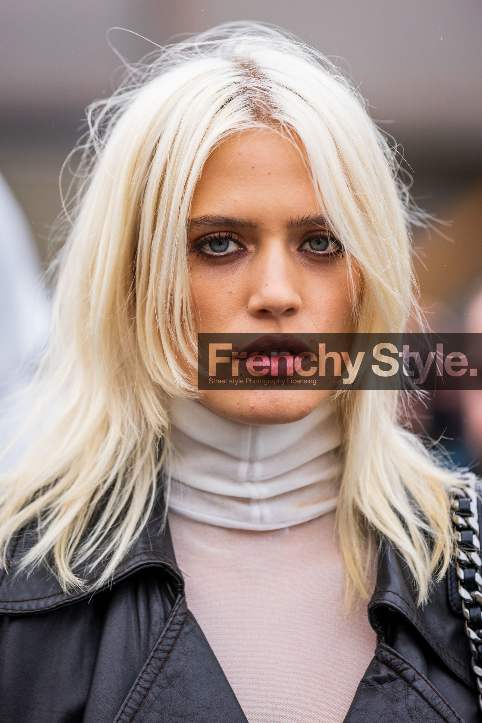blond hair, detail, hairstyle, makeup, white turtleneck, fashion week, frenchystyle, FW, jonathan paciullo, street style, PFW, PARIS, SPRING SUMMER 2022, SS 22, vertical, atmosphere details, model, portrait