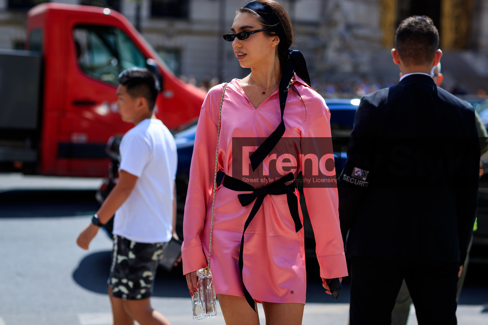 black belt, chanel, headband, leather bag, pink dress, sunglasses, transparent bag, fashion week, frenchystyle, FW, jonathan paciullo, street style, PFW, PARIS, horizontal, atmosphere details, detail, AUTUMN WINTER 2018-2019, FALL WINTER 2018-2019, FW 18-19