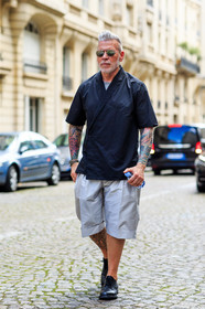 black shirt, fashion week, frenchystyle, full length, FW, grey shorts, jonathan paciullo, kimono, MENSWEAR, nick wooster, PARIS, PFW, SPRING SUMMER 2017, SS 17, street style, sunglasses, tattoos, vertical