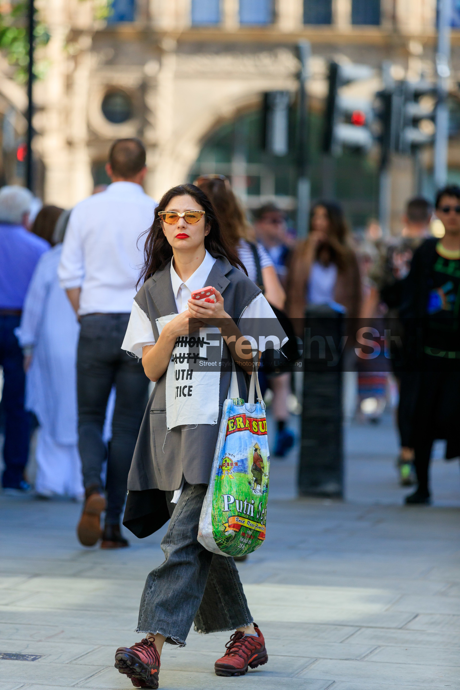 yellow sunglasses, futurist shape sunglasses, white shirt, short sleeves shirt, used shirt, dark grey jacket, sleeveless jacket, used jacket, long jacket, grey jeans, loose jeans, cropped jeans, used jeans, red sneakers, nike shoes, air max sneakers, shopping bag, fashion week, frenchystyle, FW, jonathan paciullo, street style, vertical, full length