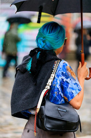 kicki yang zhang, margaret zhang, blue hair, dyed hair, back details, bag detail, prada bag, blue shirt, printed shirt, short sleeves shirt, shoulder bag, black leather bag, studs strap bag, fashion week, frenchystyle, FW, jonathan paciullo, street style, PFW, PARIS, vertical, atmosphere details, detail