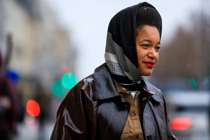 tamu mcpherson, brown leather coat, vinyl coat, polish coat, black scarf, white scarf, checked scarf, striped scarf, hair scarf, close up detail, red lipstick, fashion week, frenchystyle, FW, jonathan paciullo, street style, PFW, PARIS, horizontal, atmosphere details, detail