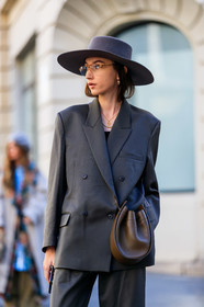 beatrice gutu, blazer, brown bag, grey hat, grey jacket, grey pants, grey suit, leather bag, trousers, fashion week, frenchystyle, FW, jonathan paciullo, street style, PFW, PARIS, AUTUMN WINTER 2019-2020, AW 19-20, FALL WINTER 2019-2020, FW 19-20, vertical, atmosphere details, detail