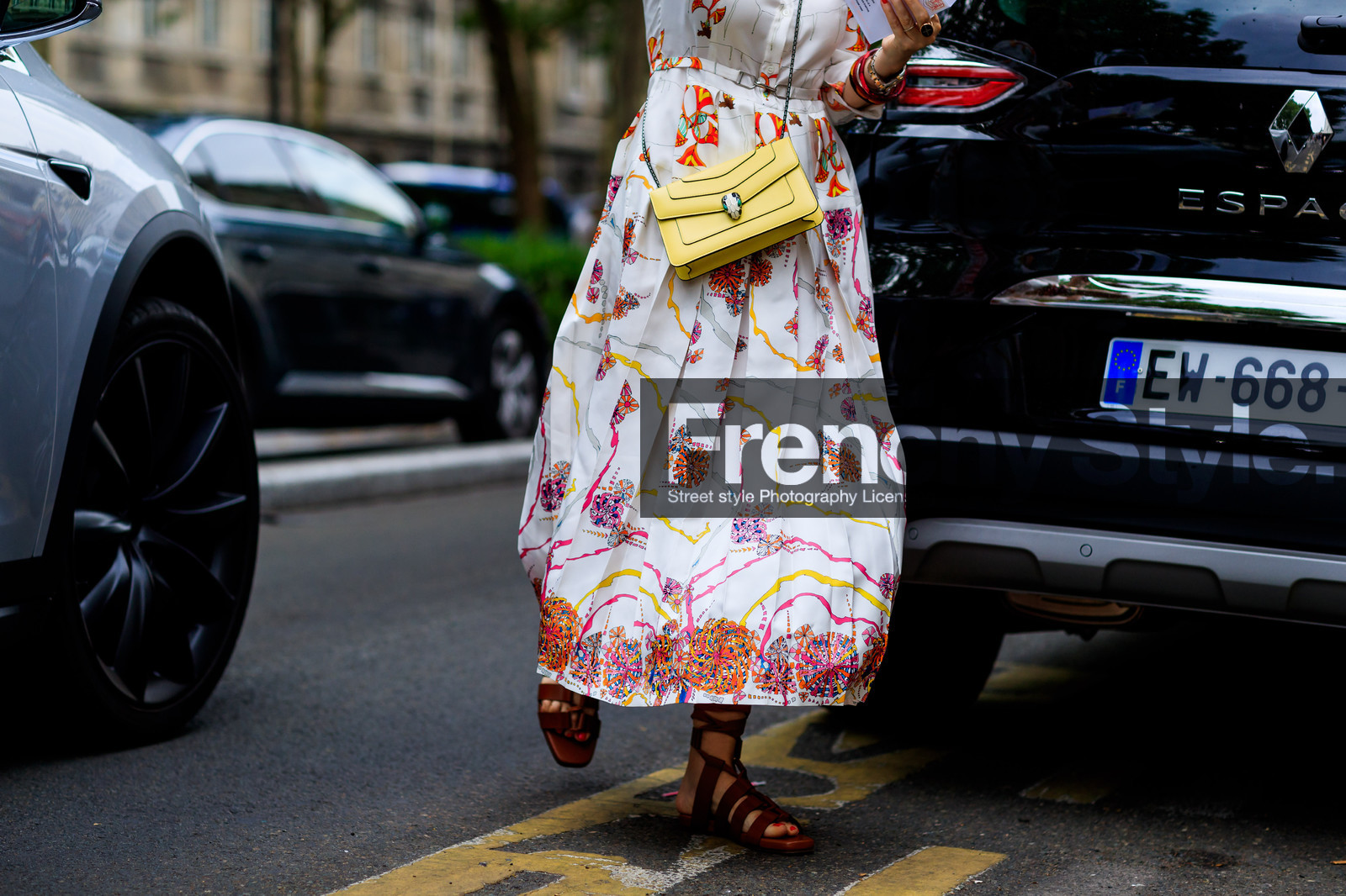 brown sandals, bulgari, floral, flowers, graphic bag, graphic dress, leather bag, leather shoes, printed bag, printed dress, white dress, yellow bag, fashion week, frenchystyle, FW, jonathan paciullo, street style, PFW, PARIS, horizontal, atmosphere details, detail, AUTUMN WINTER 2018-2019, FALL WINTER 2018-2019, FW 18-19