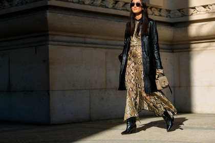 animal print, beige bag, black coat, black shoes, brown dress, chloé, graphic dress, high heels, justine lee, leather bag, leather coat, leather shoes, printed dress, snake print, sunglasses, PARIS, PFW, street style, jonathan paciullo, FW, frenchystyle, fashion week, AUTUMN WINTER 2019-2020, AW 19-20, FALL WINTER 2019-2020, FW 19-20, horizontal, atmosphere details, detail