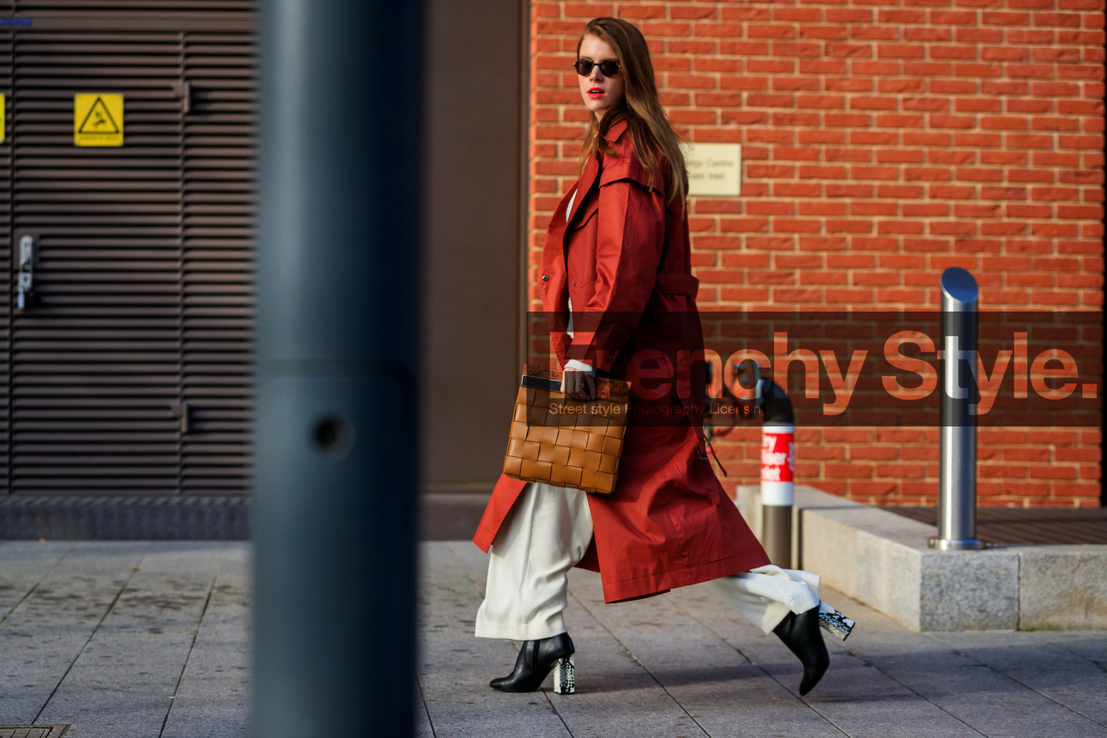 monica ainley, red trench coat, camel leather clutch, plaited clutch, round shape sunglasses, scale sunglasses, white pullover, white pants, black leather boots, high heels boots, flare pants, fashion week, frenchystyle, FW, jonathan paciullo, street style, LFW, LONDON, AUTUMN WINTER 2020-2021, FALL WINTER 2020-2021, FW 20-21, horizontal, atmosphere details, full length