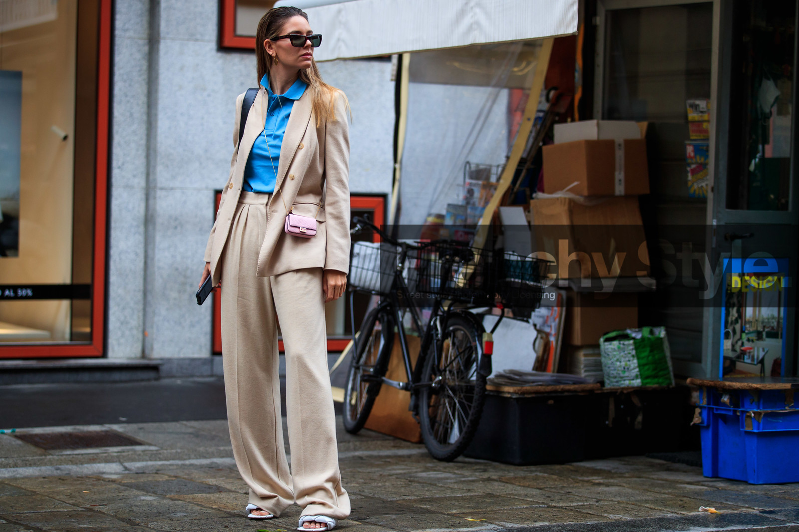 light beige jacket, light beige pants, light beige suits, blue polo shirt, crossbody bag, mini bag, light pink bag, fendi bag, oversize pants, celine sunglasses, scale sunglasses, butterfly sunglasses, street style, jonathan paciullo, FW, frenchystyle, fashion week, MFW, MILAN, SPRING SUMMER 2021, SS 21, horizontal, atmosphere details, full length