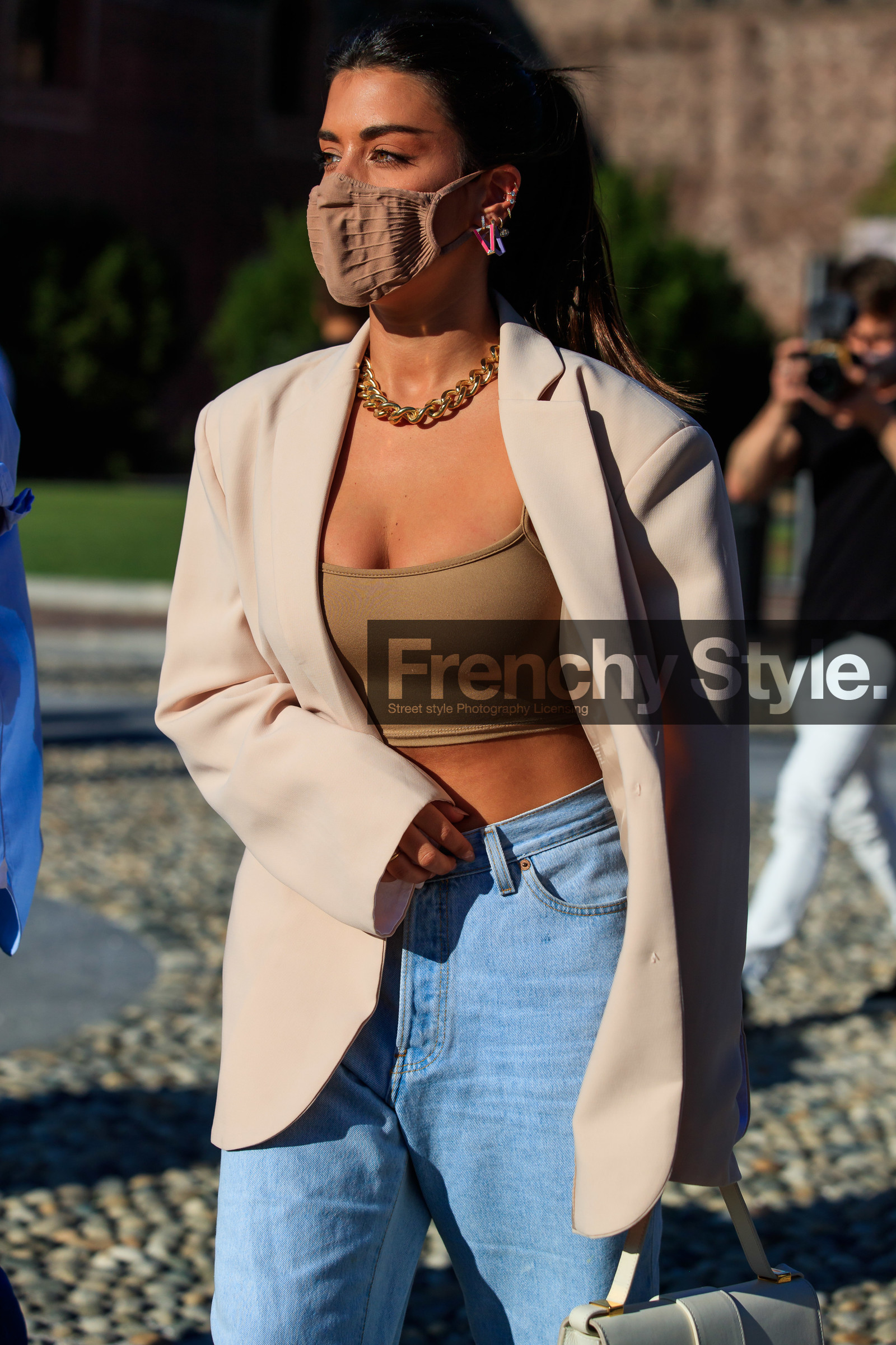 light blue jeans, denim, light beige jacket, beige top, cropped top, golden necklace, big chain necklace, multi earrings, pink earrings, hoop earrings, diamond earrings, oversize jacket, covid face mask, fashion week, frenchystyle, FW, jonathan paciullo, street style, MFW, MILAN, SPRING SUMMER 2021, SS 21, vertical, detail