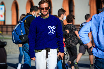 blue pullover, louis vuitton pullover, rayban sunglasses, scale sunglasses, white jeans, fashion week, frenchystyle, FW, jonathan paciullo, street style, MFW, MILAN, SPRING SUMMER 2021, SS 21, horizontal, atmosphere details, detail