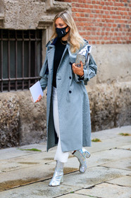 grey trench coat, checked trench coat, houndstooth printed trenchcoat, silvered clutch, silvered boots, white pants, camel toe margiela boots, margiela bag, margiela boots, low boots, high heels boots, covid face mask, street style, jonathan paciullo, FW, frenchystyle, fashion week, MFW, MILAN, SPRING SUMMER 2021, SS 21, vertical, full length