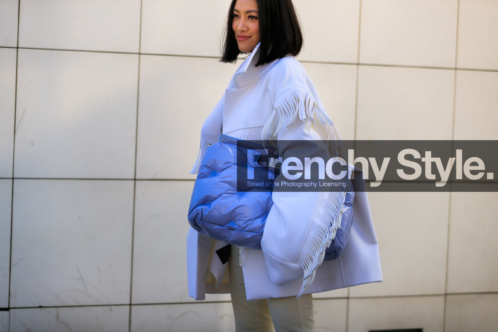 beige pants, denim pants, fringes, jeans, leather bag, maison martin margiela, purple bag, Tiffany Hsu, trousers, white denim, white jacket, PARIS, PFW, street style, jonathan paciullo, FW, frenchystyle, fashion week, AUTUMN WINTER 2019-2020, AW 19-20, FALL WINTER 2019-2020, FW 19-20, horizontal, atmosphere details, detail
