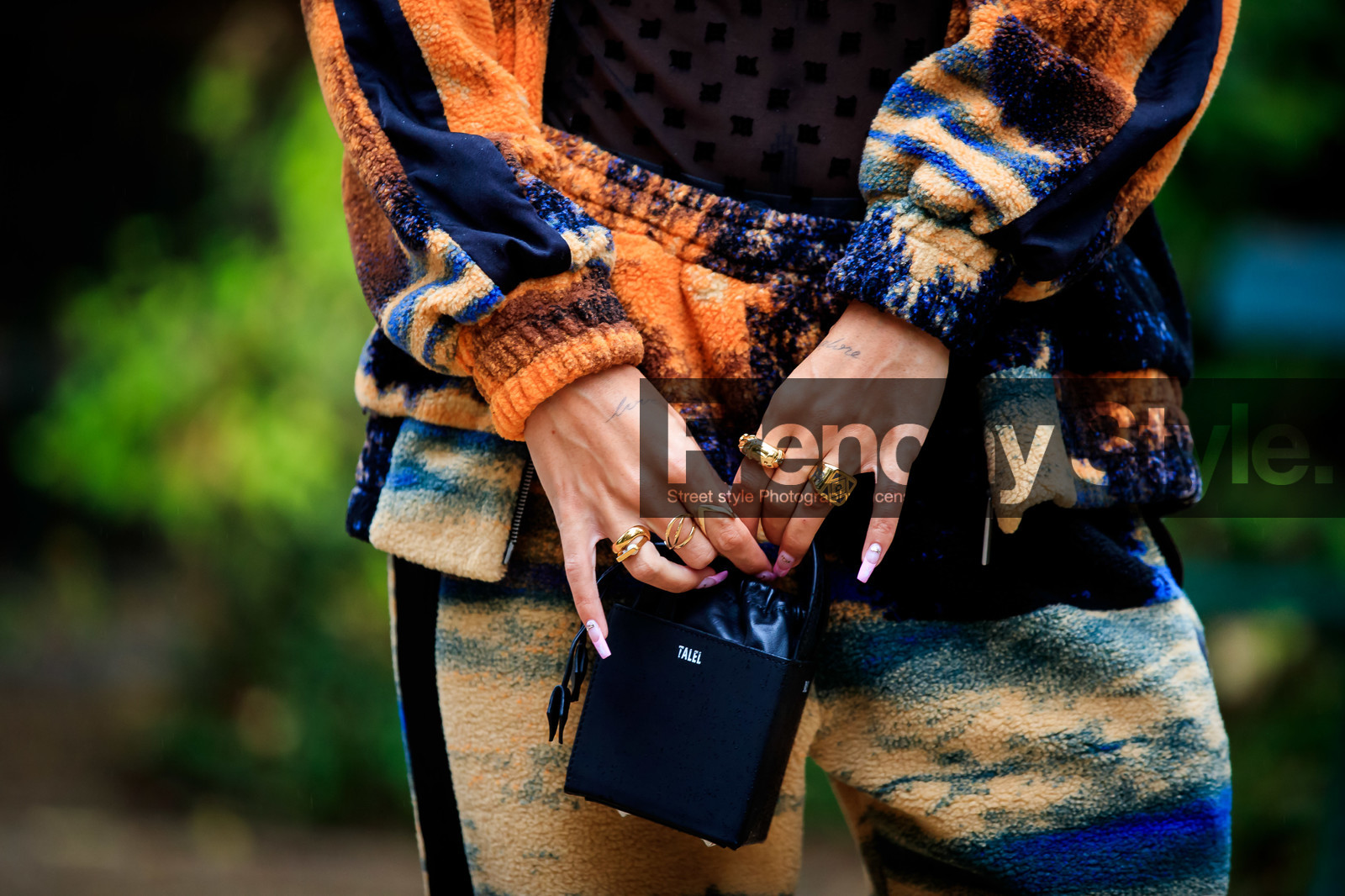hera pradel, talel bag, black leather bag, mini bag, hand bag, box bag, golden ring, multi rings, nail art, nails details, close up detail, bag detail, fashion week, frenchystyle, FW, jonathan paciullo, street style, PFW, PARIS, SPRING SUMMER 2021, SS 21, horizontal, atmosphere details, detail