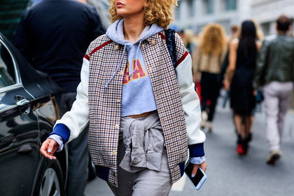 atmosphere details, AUTUMN WINTER 2017-2018, AW 17-18, beige jacket, beige jumpsuit, checked jacket, crop top, detail, FALL WINTER 2017-2018, fashion week, frenchystyle, FW, FW 17-18, grey sweater, hoodie, horizontal, houndstooth pattern, jonathan paciullo, LFW, LONDON, printed jacket, printed sweater, street style, teddy jacket, trousers