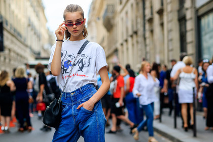 black bag, blue denim, denim pants, jeans, leather bag, printed t shirt, sunglasses, trousers, white t shirt, fashion week, frenchystyle, FW, jonathan paciullo, street style, PFW, PARIS, horizontal, atmosphere details, detail, model, AUTUMN WINTER 2018-2019, FALL WINTER 2018-2019, FW 18-19