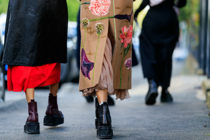 back details, shoes detail, black leather boots, burgundy leather boots, low boots, big sole boots, flat boots, valentino shoes, street style, jonathan paciullo, FW, frenchystyle, fashion week, MFW, MILAN, SPRING SUMMER 2021, SS 21, horizontal, atmosphere details, detail