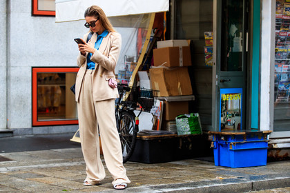 light beige jacket, light beige pants, light beige suits, blue polo shirt, crossbody bag, mini bag, light pink bag, fendi bag, oversize pants, celine sunglasses, scale sunglasses, butterfly sunglasses, street style, jonathan paciullo, FW, frenchystyle, fashion week, MFW, MILAN, SPRING SUMMER 2021, SS 21, horizontal, atmosphere details, full length