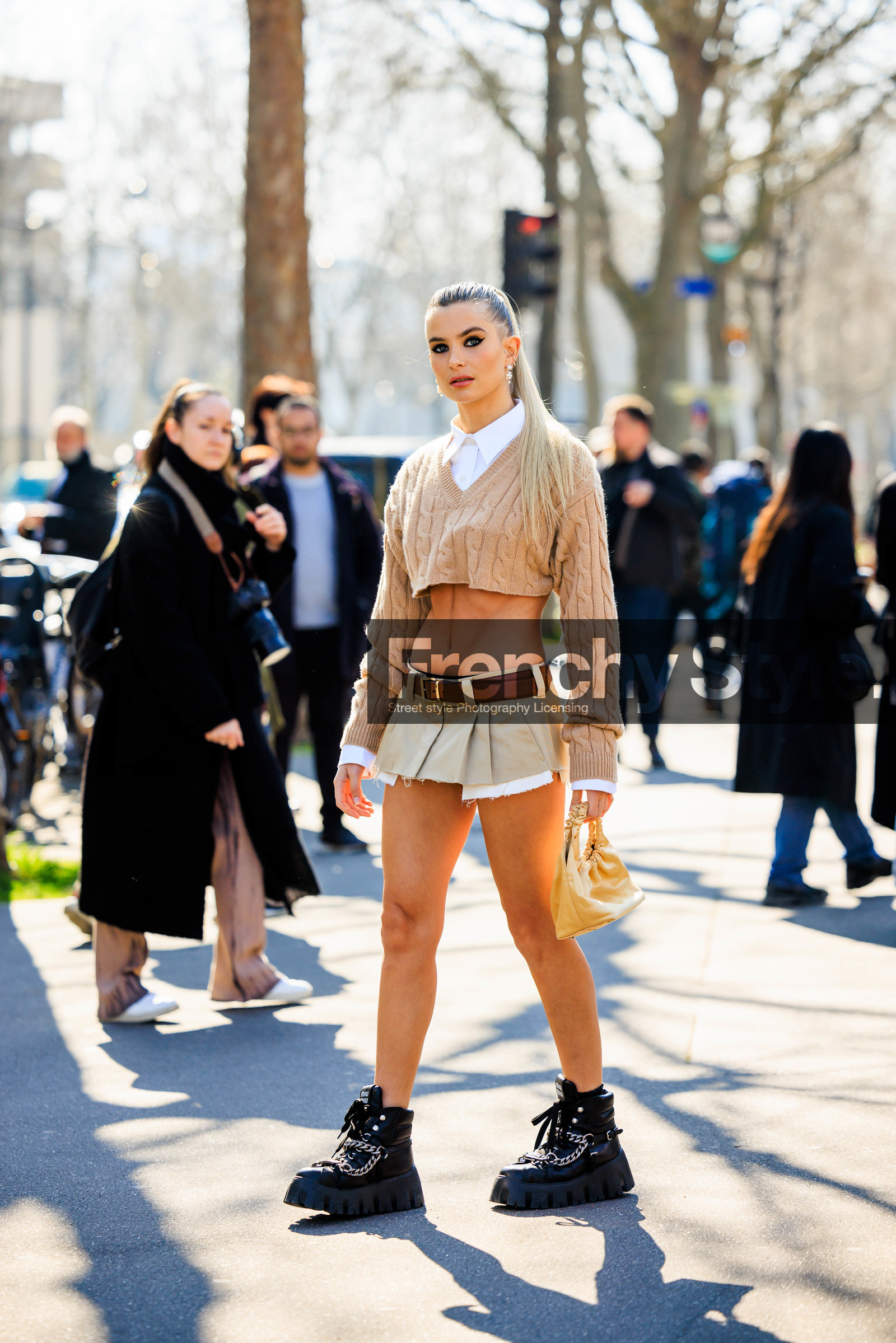 mini skirt, miu miu, pleated skirt, beige skirt, cropped shirt, white shirt: cropped jumper, beige jumper, knitwear, brown belt, black boots, chunky boots, combat boots, golden handbag, smoky eyes, pony tail, xenia adonts, FW 22-23, FALL WINTER 2022_2023, AUTUMN WINTER 2022-2023, fashion week, frenchystyle, FW, jonathan paciullo, street style, PFW, PARIS, full length, vertical