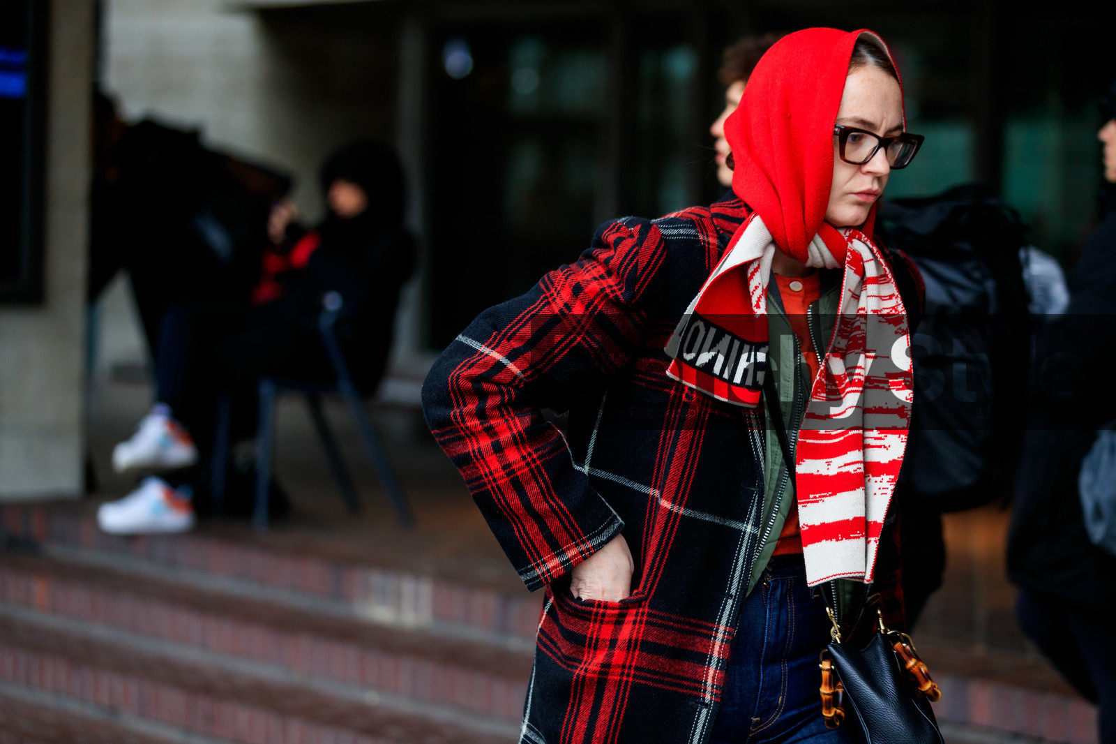 red scarf, red coat, hair scarf, woolen scarf, black coat, plaid coat, checked coat, fashion week, frenchystyle, FW, jonathan paciullo, street style, LFW, LONDON, AUTUMN WINTER 2020-2021, FALL WINTER 2020-2021, FW 20-21, horizontal, atmosphere details, detail