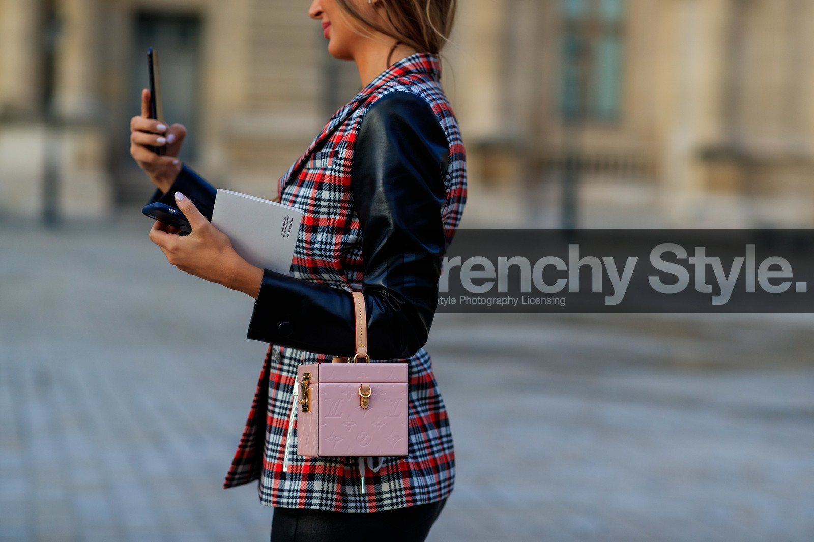bag detail, close up detail, pink bag, box bag, square shape bag, hand bag, polish bag, monogrammed bag, louis vuitton bag, black leather jacket, red jacket, checked jacket, plaid jacket, PARIS, PFW, SPRING SUMMER 2020, SS 20, fashion week, frenchystyle, FW, jonathan paciullo, street style, horizontal, atmosphere details, detail