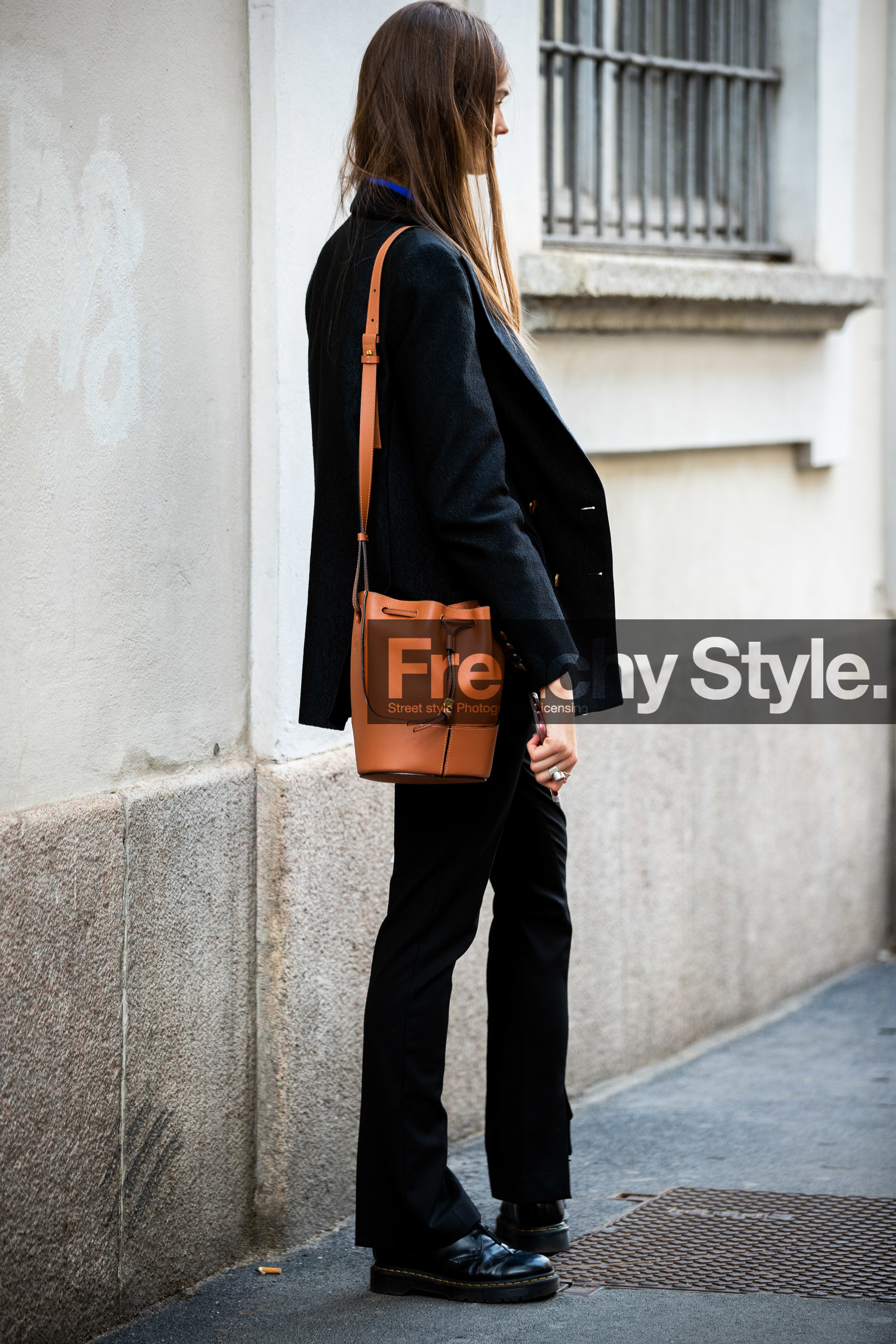black jacket, black pants, flare pants, black leather boots, flat boots, laced boots, doc marteens shoes, camel leather bag, shoulder bag, loewe bag, bucket bag, back details, bag detail, street style, jonathan paciullo, FW, frenchystyle, fashion week, MFW, MILAN, SPRING SUMMER 2021, SS 21, vertical, full length, model
