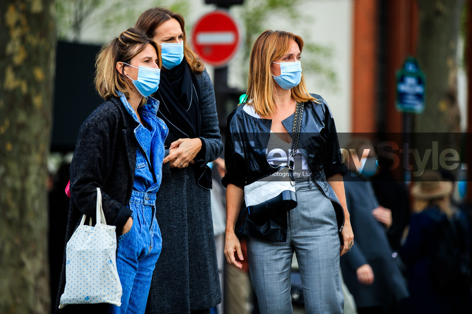 black leather bag, black leather jacket, black leather sandals, denim, denim jumpsuit, white leather sneakers, adidas sneakers, grey pants, crossbody bag, white leather bag, chanel bag, bicolor bag, grey coat, grey boots, velvet boots, covid face mask, street style, jonathan paciullo, FW, frenchystyle, fashion week, PFW, PARIS, SPRING SUMMER 2021, SS 21, horizontal, atmosphere details, detail