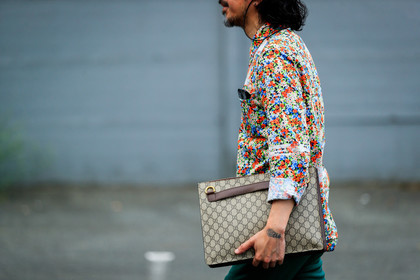 beige bag, floral, flowers, graphic bag, graphic shirt, gucci, leather bag, monogram, multicolor shirt, printed bag, printed shirt, vêtements, fashion week, frenchystyle, FW, jonathan paciullo, street style, PFW, PARIS, atmosphere details, horizontal, detail, AUTUMN WINTER 2018-2019, FALL WINTER 2018-2019, FW 18-19
