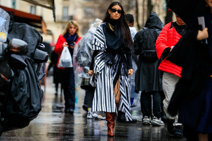 justine lee, white dress, black dress, long dress, button dress, short sleeves dress, striped dress, split dress, belted dress, bicolor dress, drape dress, brown leather boots, animal skin boots, fashion week, frenchystyle, FW, jonathan paciullo, street style, PFW, PARIS, horizontal, atmosphere details, full length