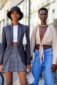black hat, black eyeliner, make up, make up details, grey jacket, white top, cropped top, checked skirt, mini skirt, pleated skirt, golden necklace, multi necklace, nude blouse, nude top, low necked blouse, low necked top, cropped blouse, knot details, knotted blouse, knotted top, shell chocker, shell necklace, fashion week, frenchystyle, FW, jonathan paciullo, street style, PFW, PARIS, AUTUMN WINTER 2021-2022, FALL WINTER 2021-2022, FW 21-22, vertical, atmosphere details, detail, model